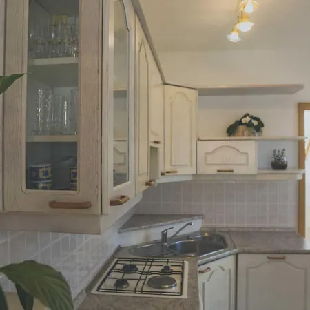Comfortable With Mountain View - One Bedroom Apartment *